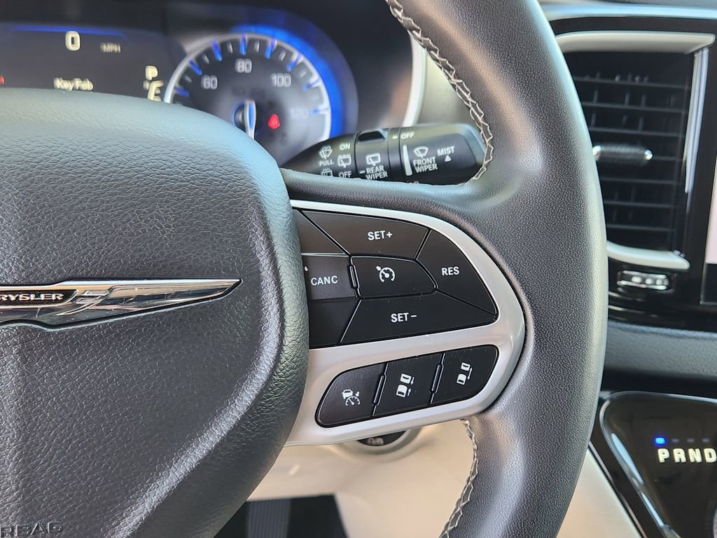 Used 2022 Chrysler Pacifica Touring-L FWD image 18