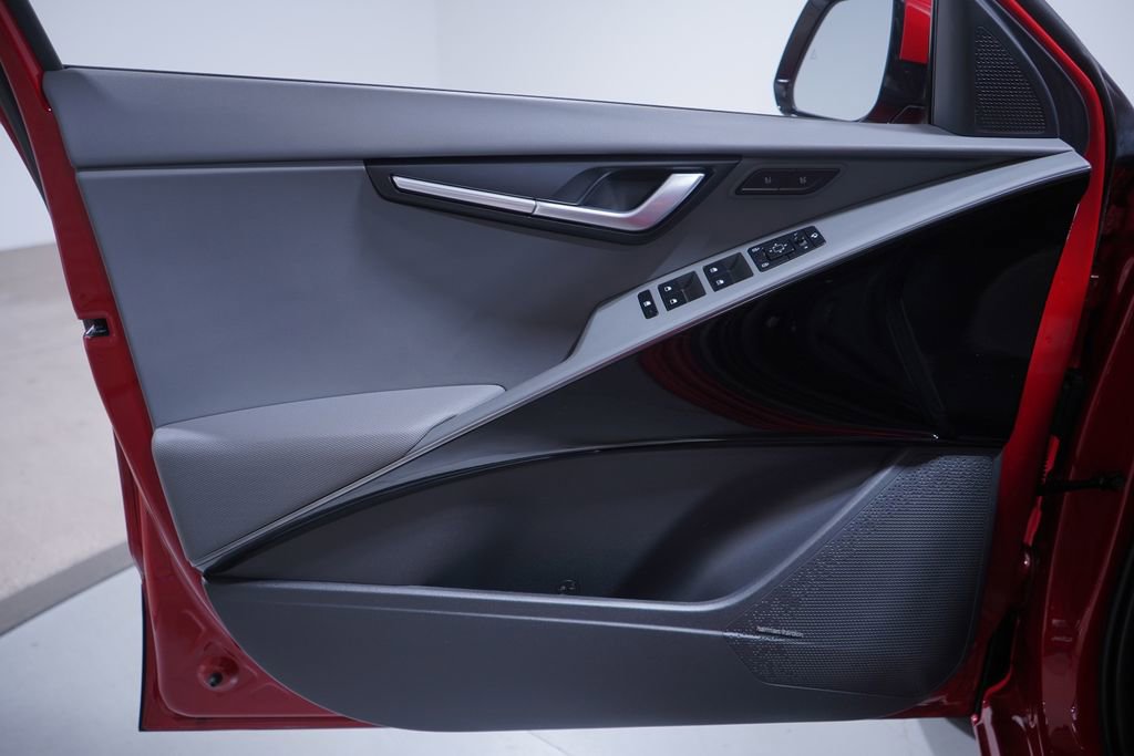 Used 2025 Kia Niro SX Touring image 16