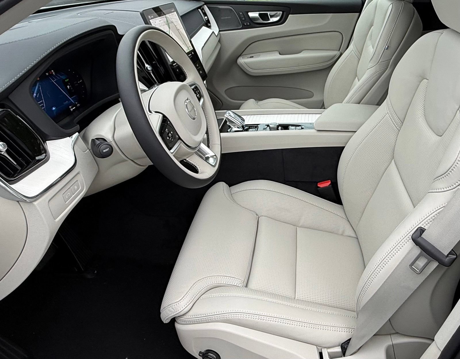 New 2026 Volvo XC60 T8 Ultra w/ Protection Package Premier AWD/4WD image 14