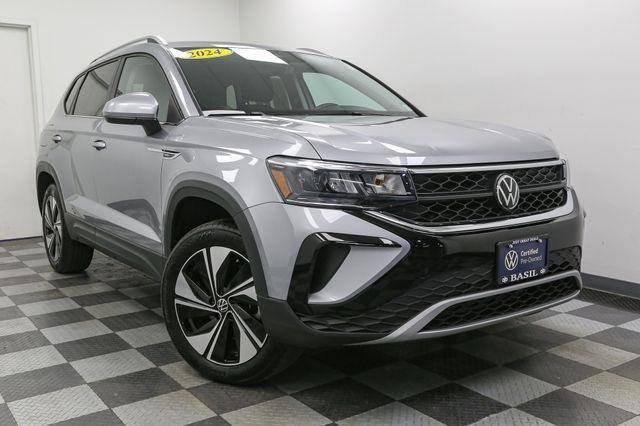 Certified 2024 Volkswagen Taos SE image 3