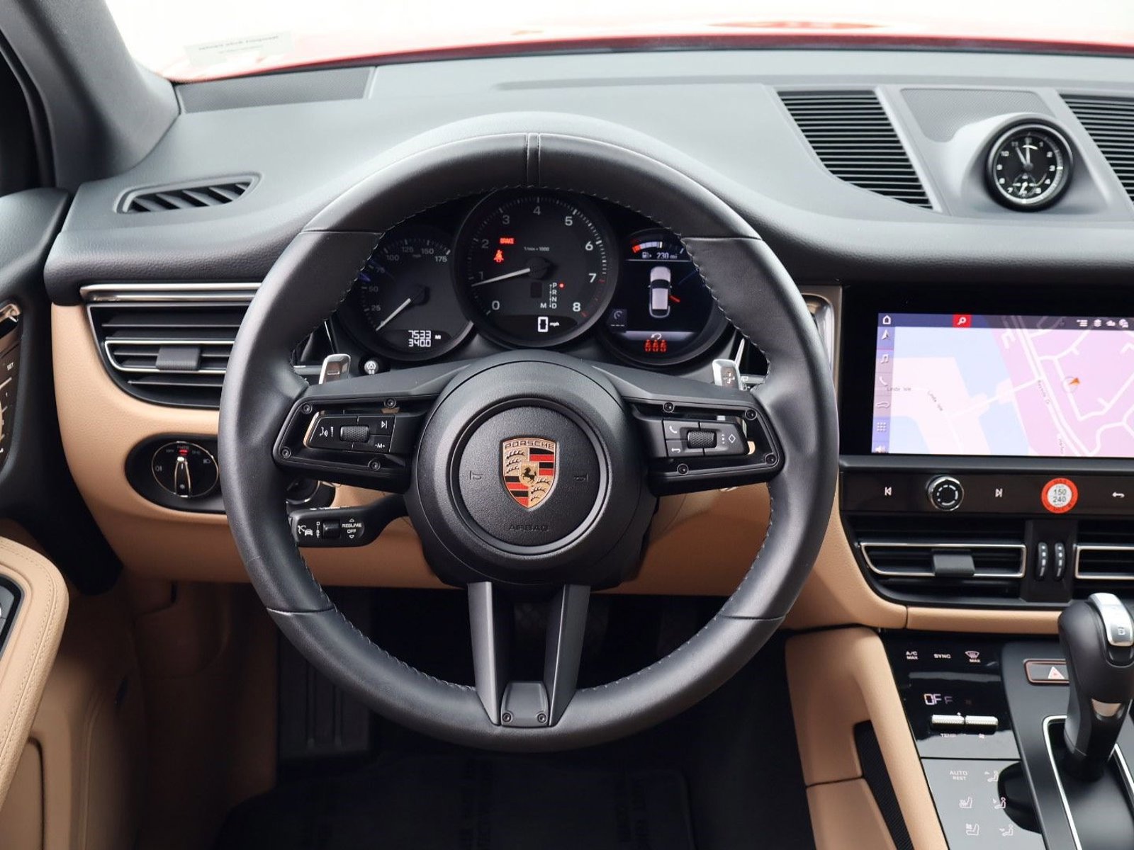 Certified 2025 Porsche Macan AWD/4WD image 15