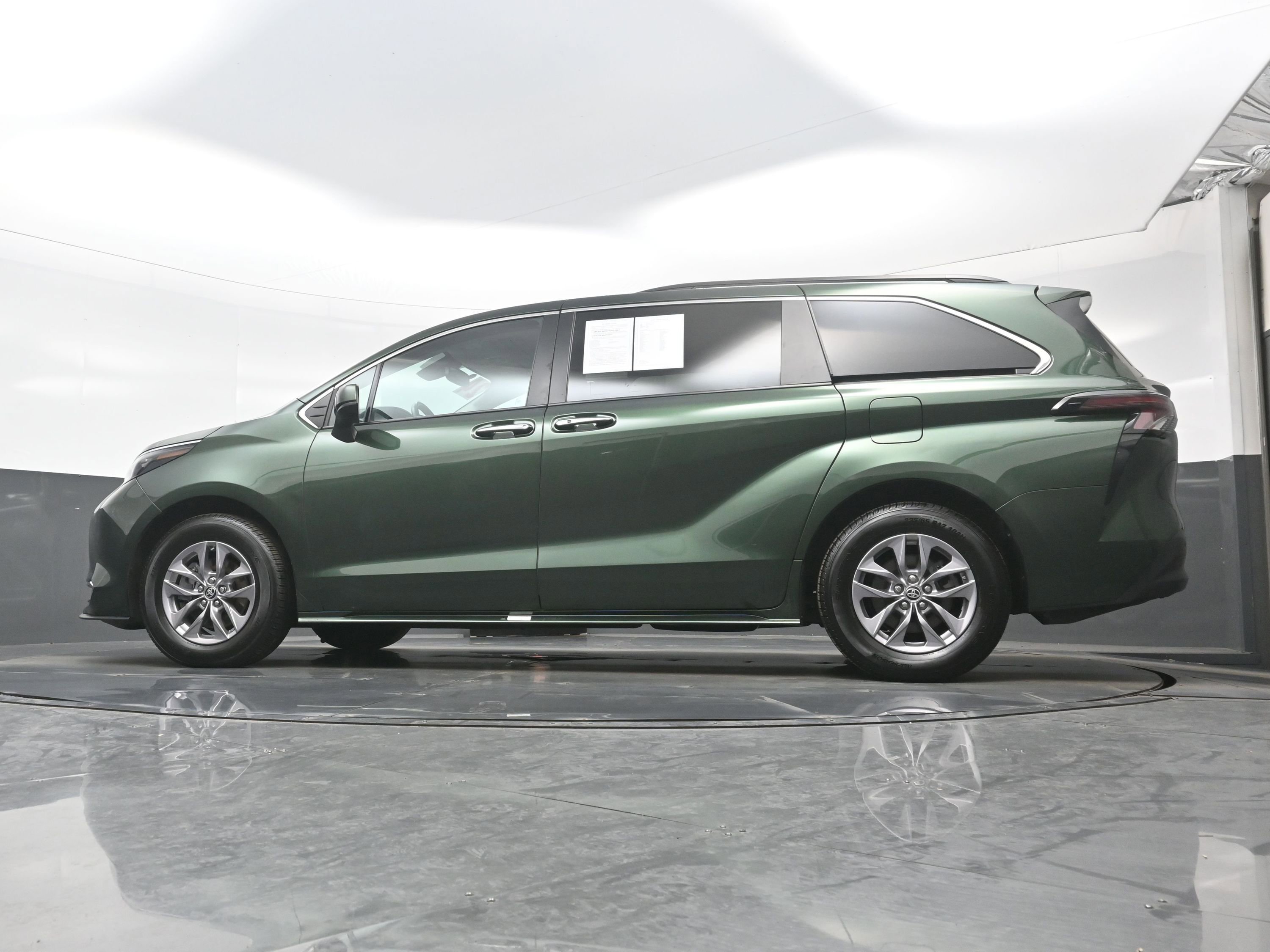 Used 2024 Toyota Sienna XLE image 31