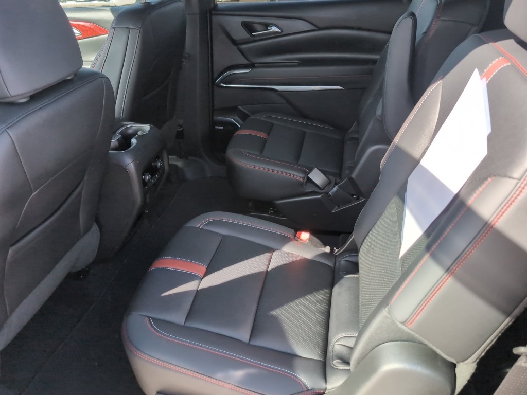 Used 2025 Chevrolet Traverse RS image 18