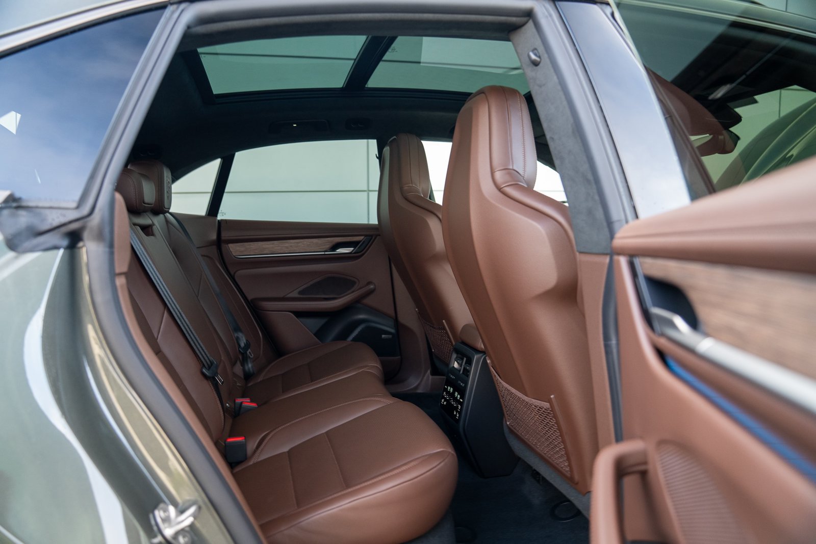 Certified 2025 Porsche Macan Turbo Electric AWD/4WD image 24