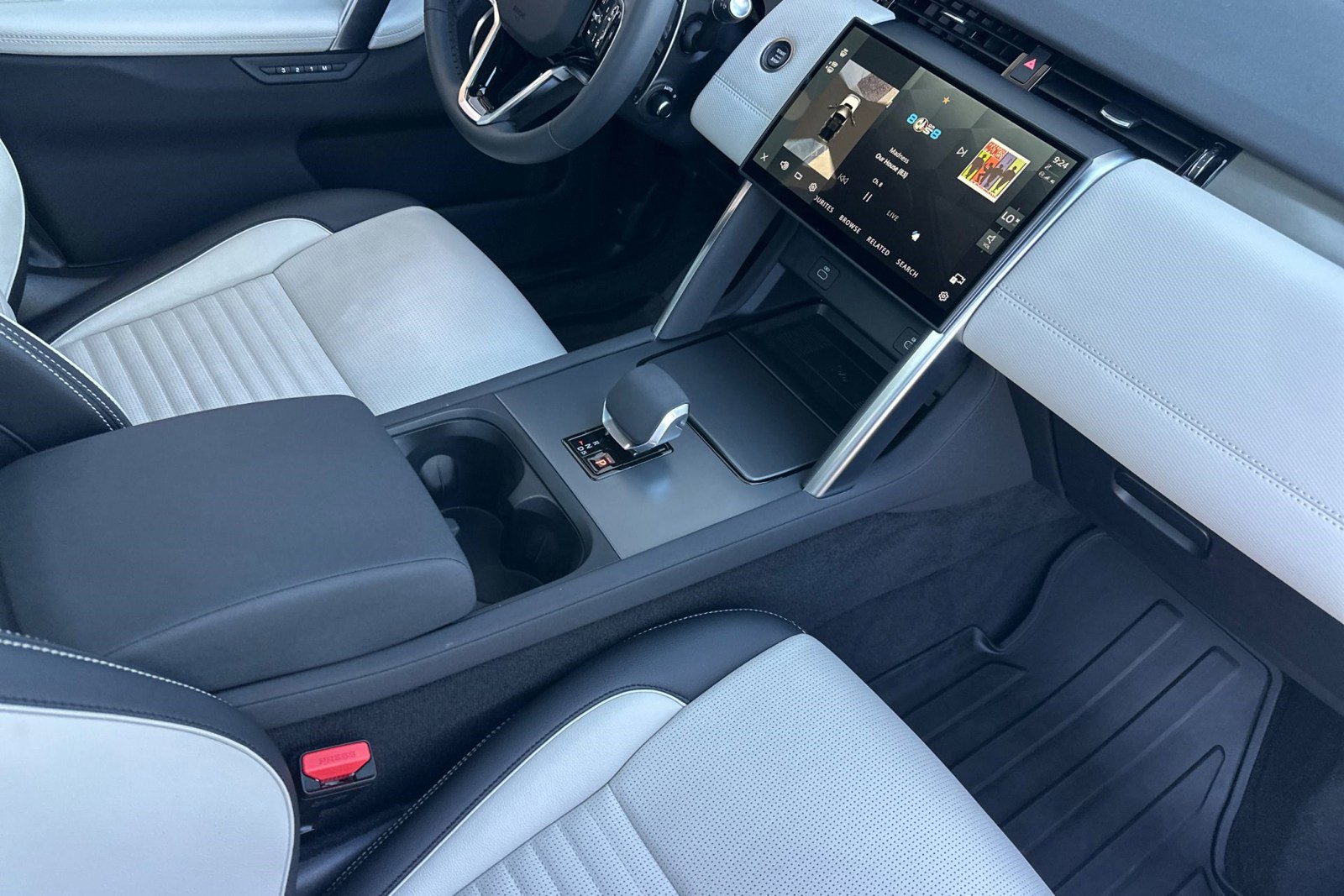 Certified 2025 Land Rover Discovery Sport Dynamic SE image 32