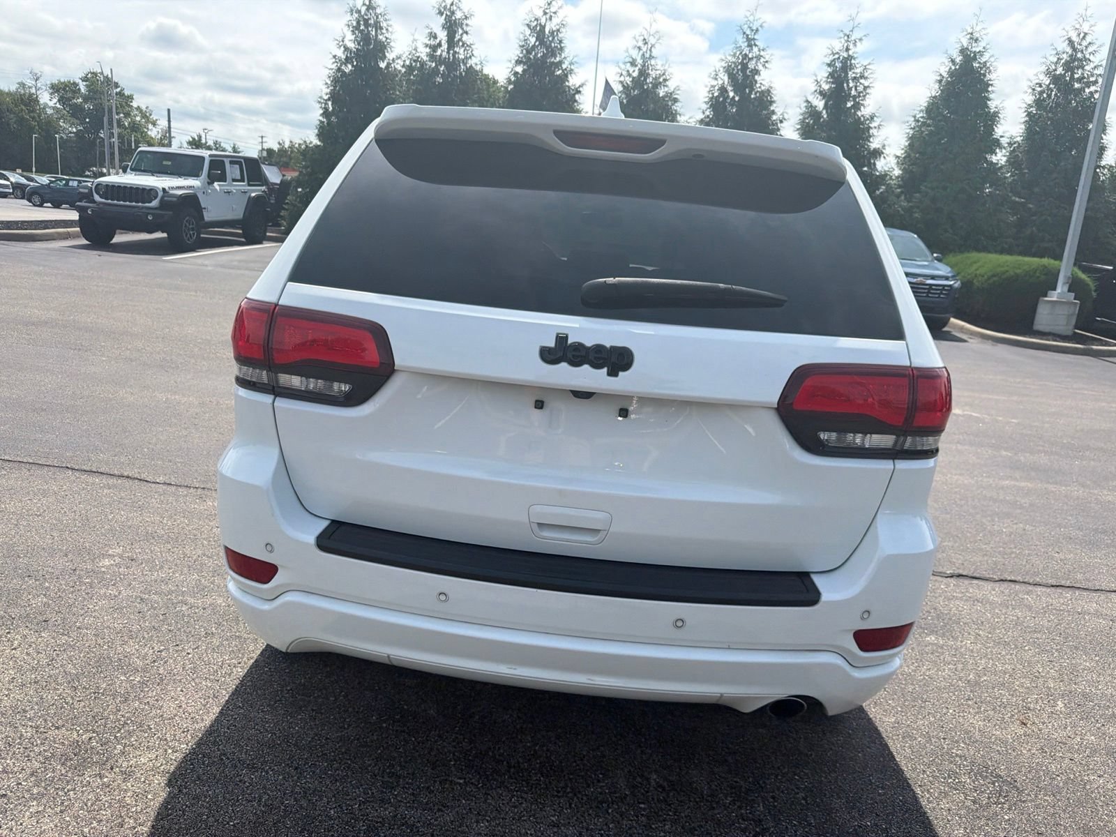 Used 2020 Jeep Grand Cherokee Altitude RWD image 4