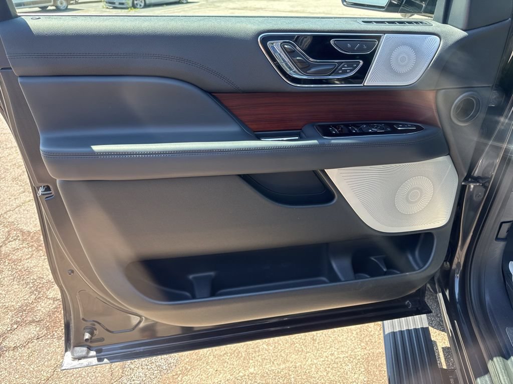 Used 2022 Lincoln Navigator Reserve AWD/4WD image 27