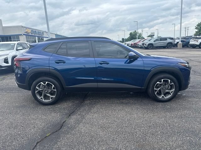 Used 2024 Chevrolet Trax LT w/ Driver Confidence Package FWD image 2