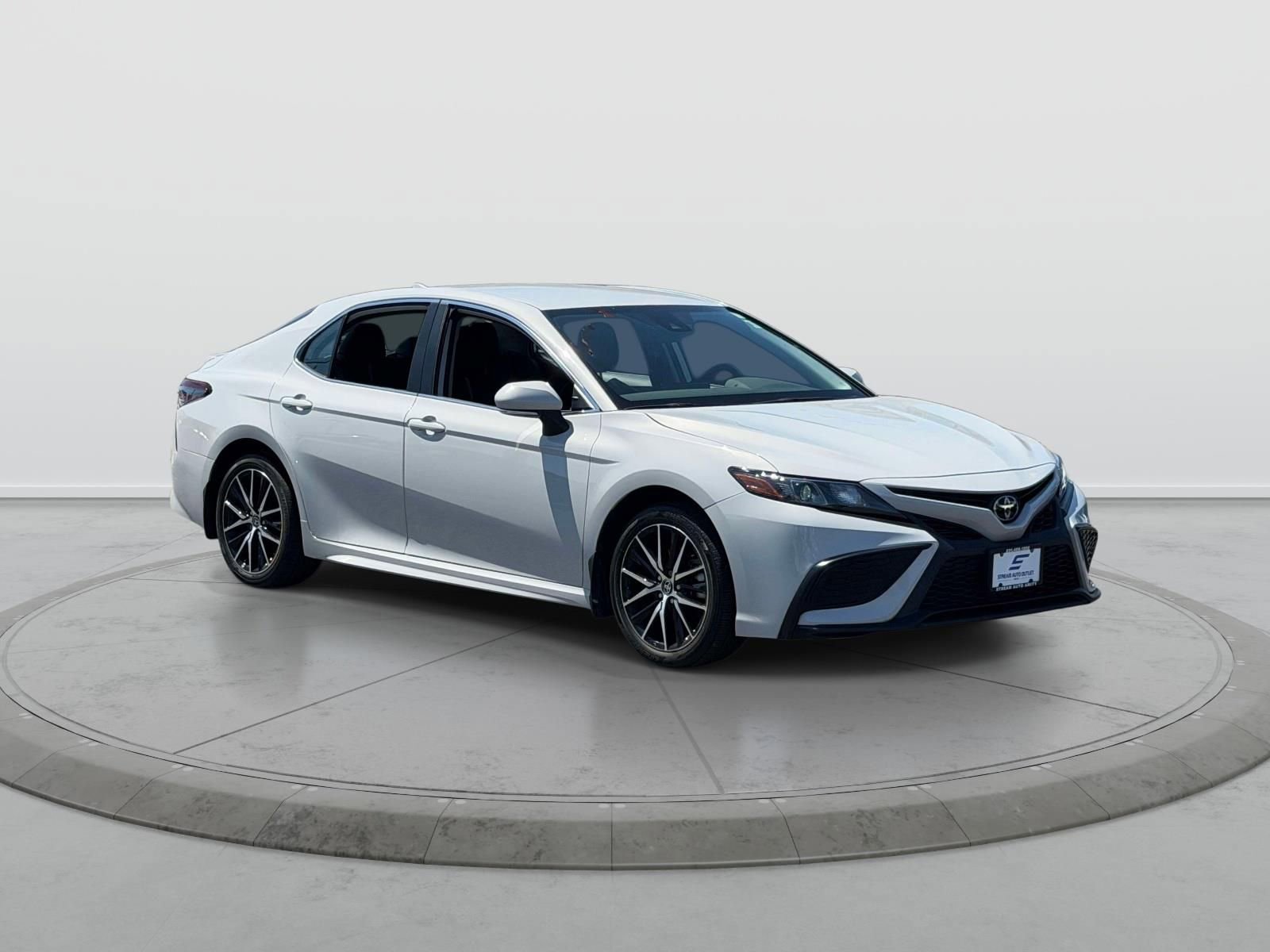 Used 2023 Toyota Camry SE AWD/4WD image 1