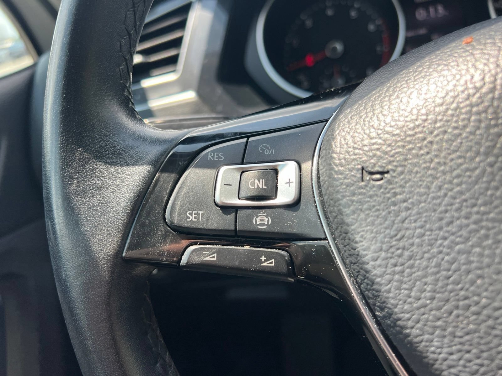 Used 2019 Volkswagen Tiguan SE FWD image 18