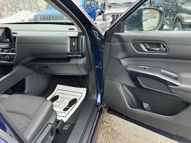 Used 2025 Nissan Pathfinder SV AWD/4WD image 29