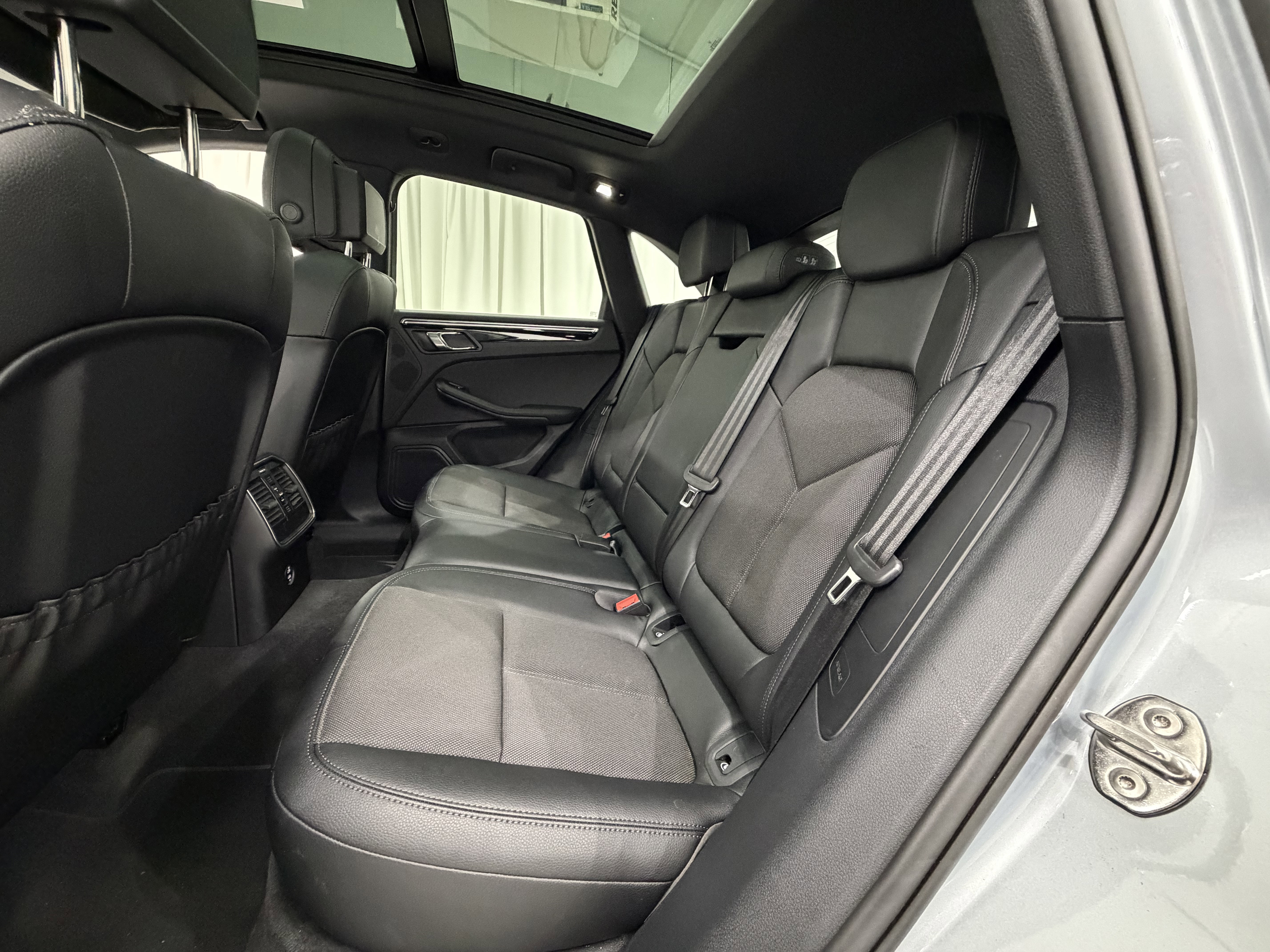 Certified 2025 Porsche Macan image 20