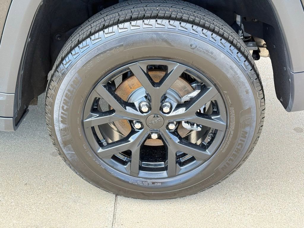 Used 2025 Jeep Grand Cherokee Altitude image 12