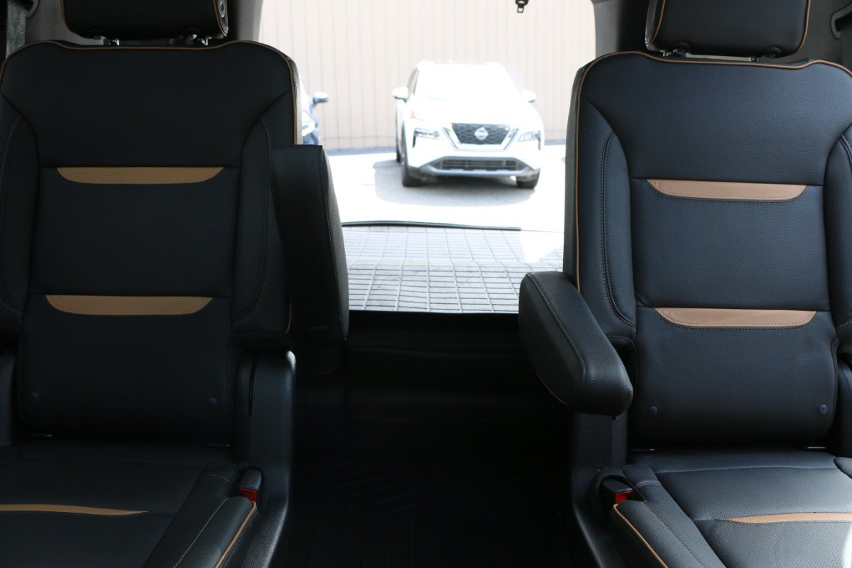 Used 2024 GMC Yukon AT4 w/ Technology Package AWD/4WD image 33
