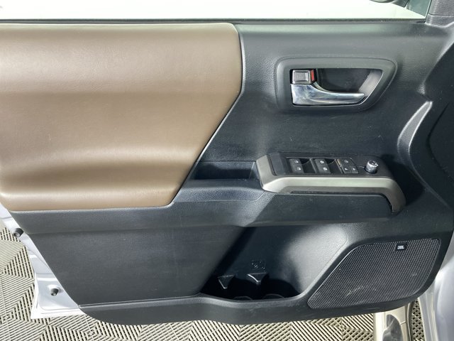 Used 2017 Toyota Tacoma Limited w/ Tow Package RWD image 14