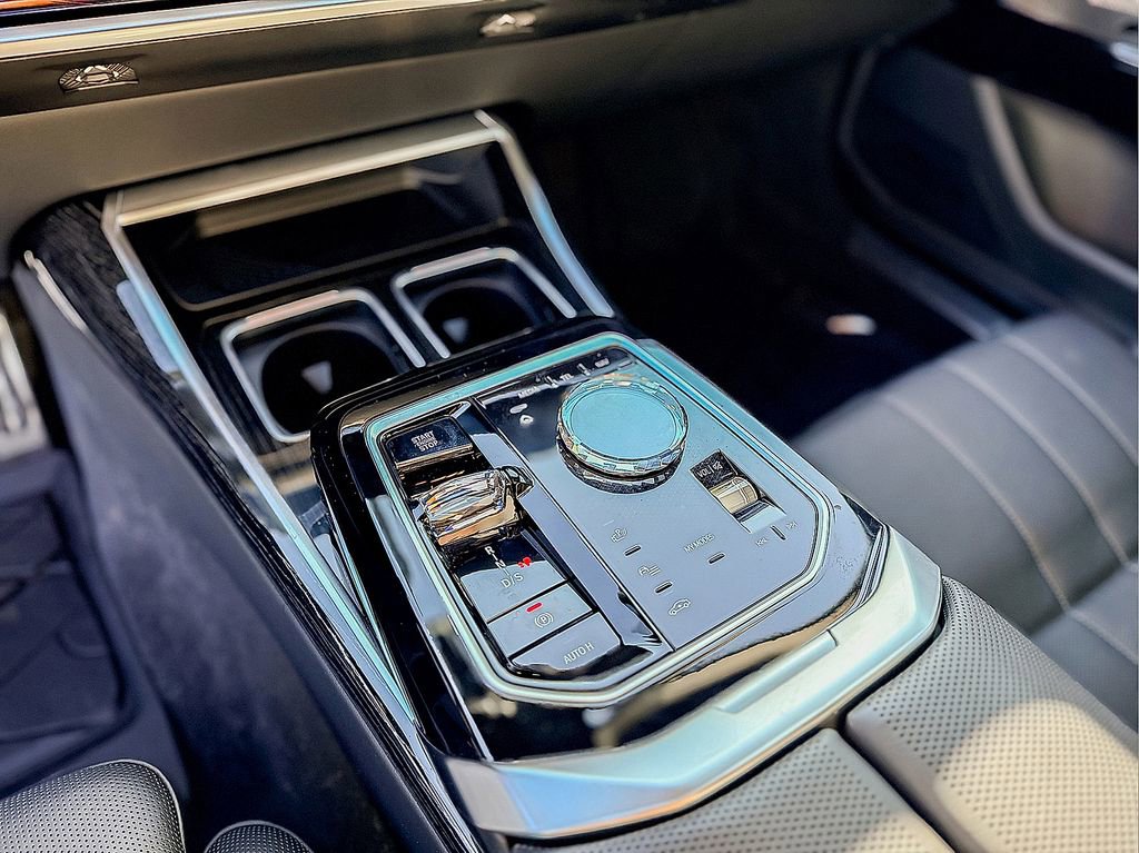 Used 2025 BMW 760i xDrive w/ Executive Package image 29