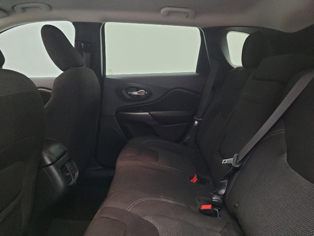 Used 2019 Jeep Cherokee Latitude w/ Popular Appearance Group image 18