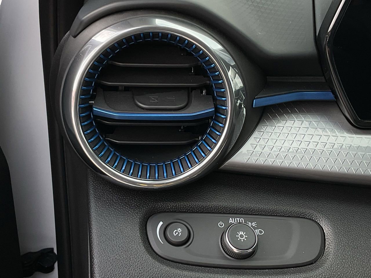 Used 2025 Chevrolet Trax LT image 26