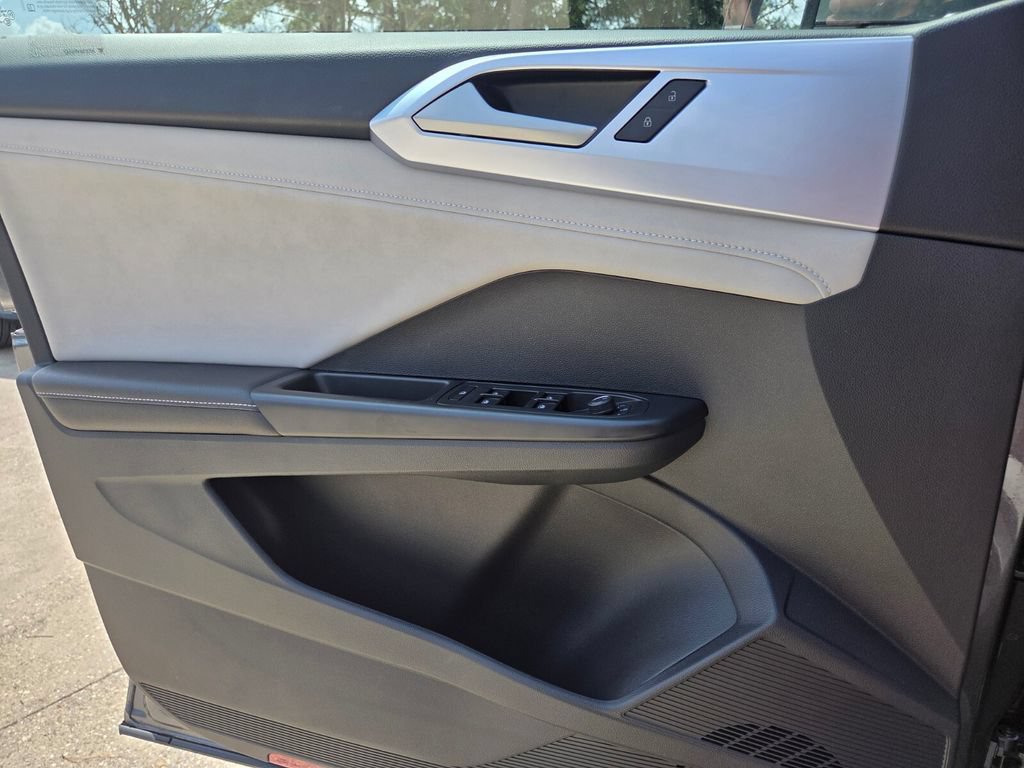 Certified 2025 Volkswagen Taos SE FWD image 20