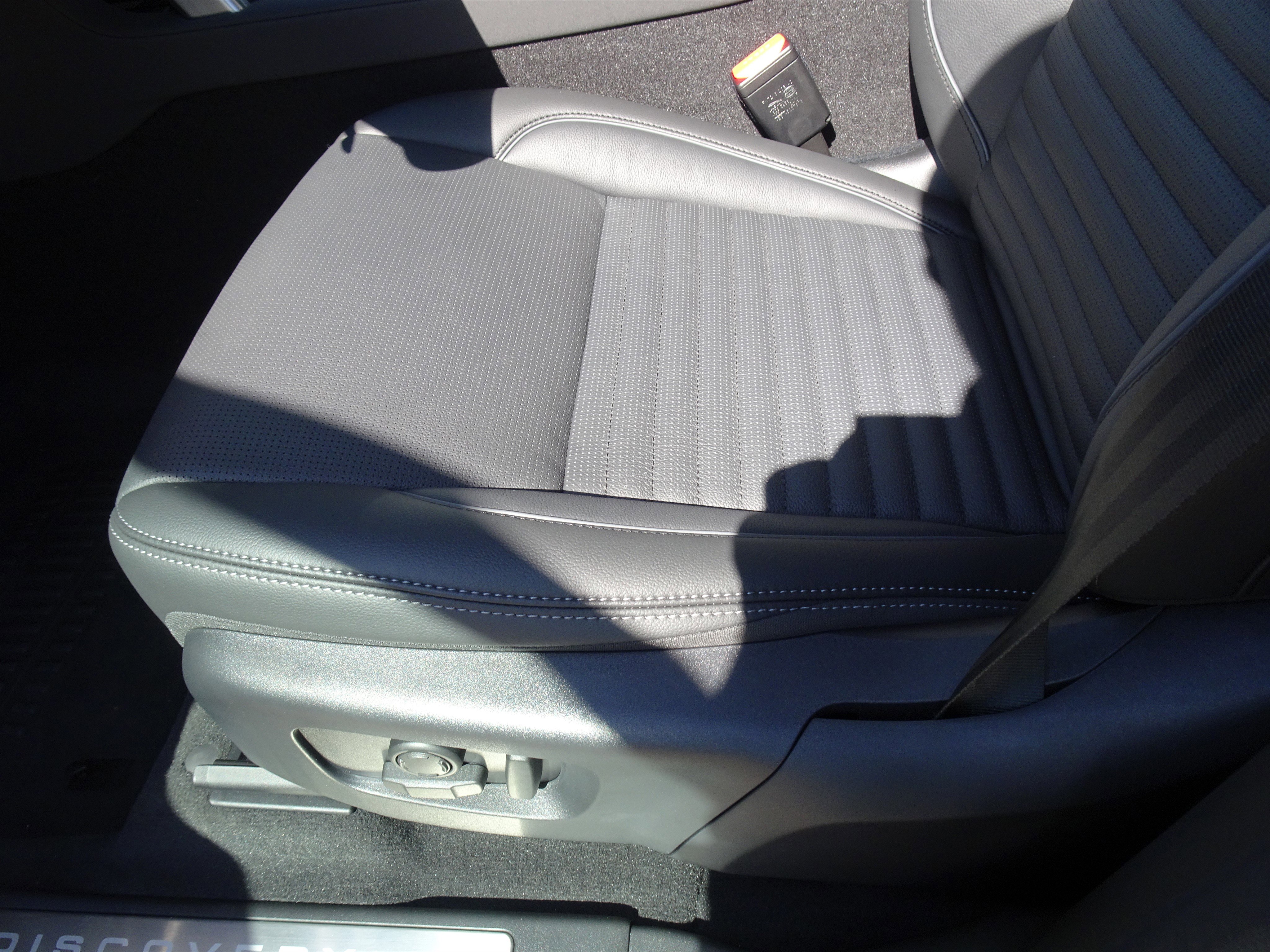 New 2025 Land Rover Discovery Sport Dynamic SE image 15