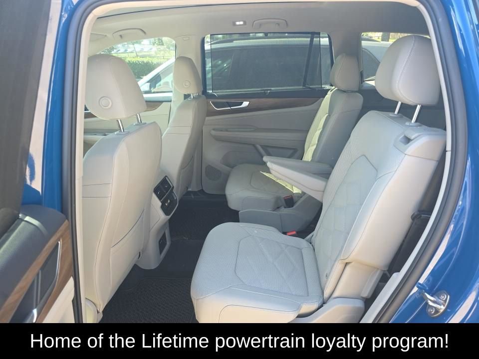 Used 2025 Volkswagen Atlas SE w/ Panoramic Sunroof Package image 5