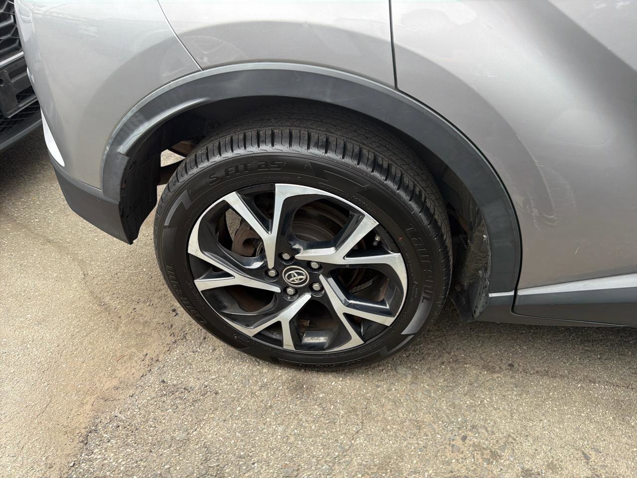 Used 2018 Toyota C-HR XLE image 5