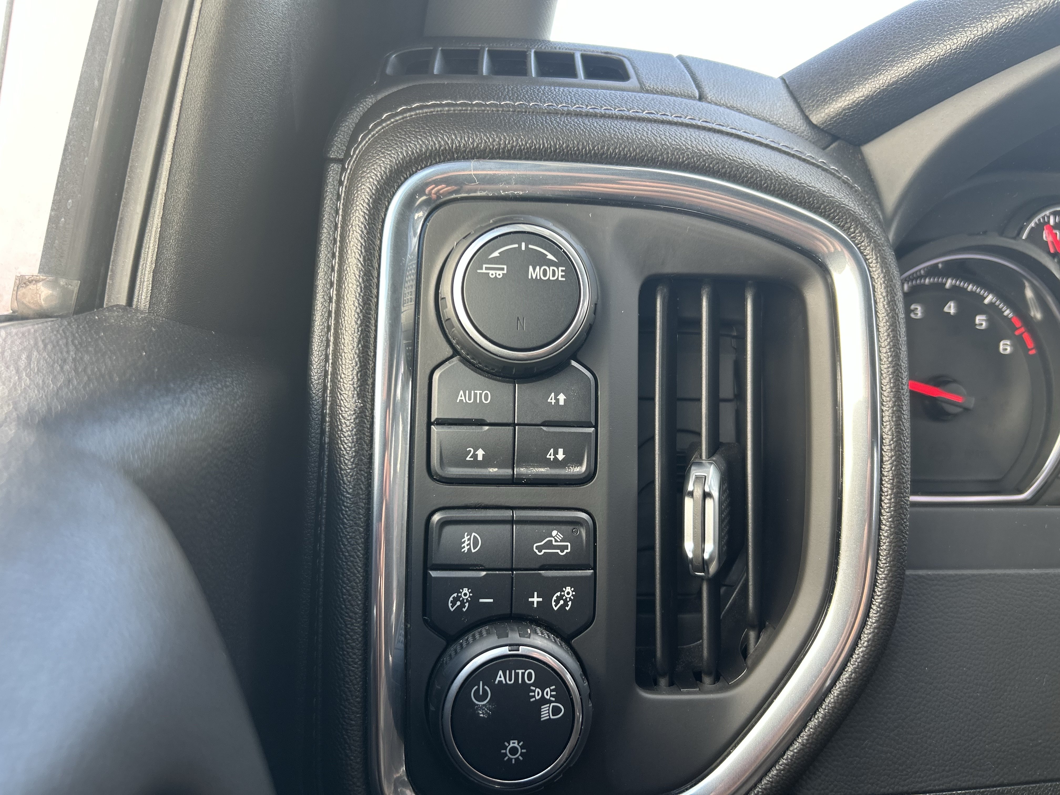 Used 2020 Chevrolet Silverado 1500 LT Trail Boss w/ Midnight Edition AWD/4WD image 14