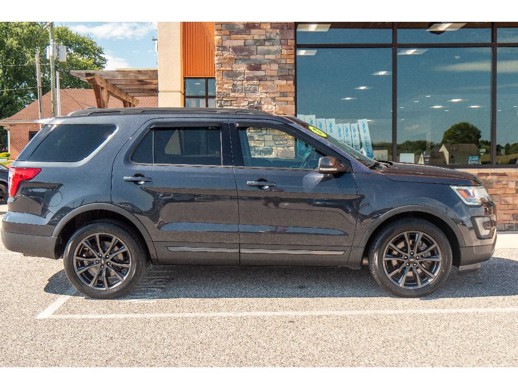 Used 2017 Ford Explorer XLT w/ Equipment Group 202A AWD/4WD image 2