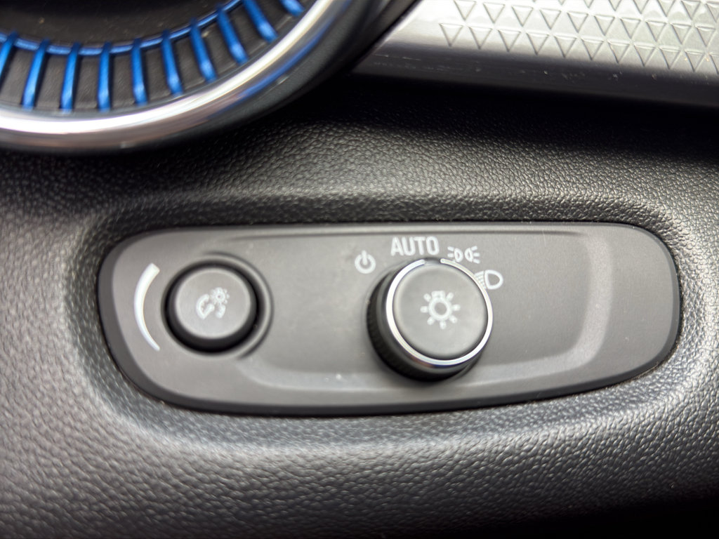 Used 2025 Chevrolet Trax LT FWD image 13
