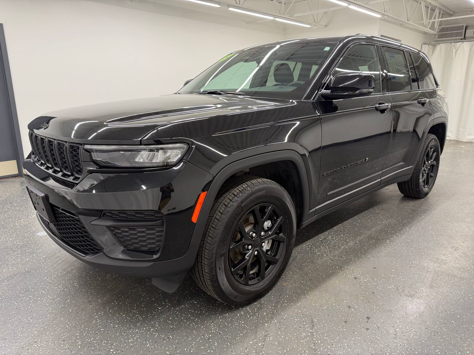 Used 2025 Jeep Grand Cherokee Altitude AWD/4WD image 4