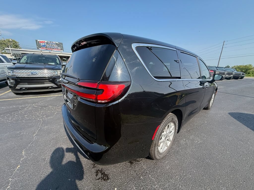 Used 2024 Chrysler Pacifica Touring-L FWD image 3