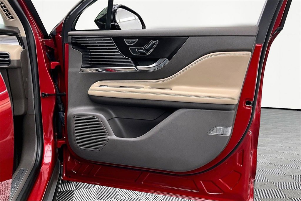 Used 2022 Lincoln Corsair FWD w/ Premium Package image 24