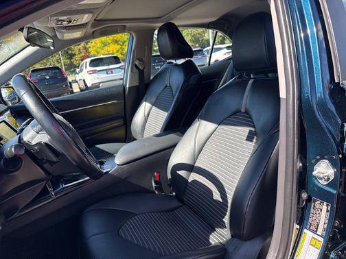 Used 2020 Toyota Camry SE FWD image 14
