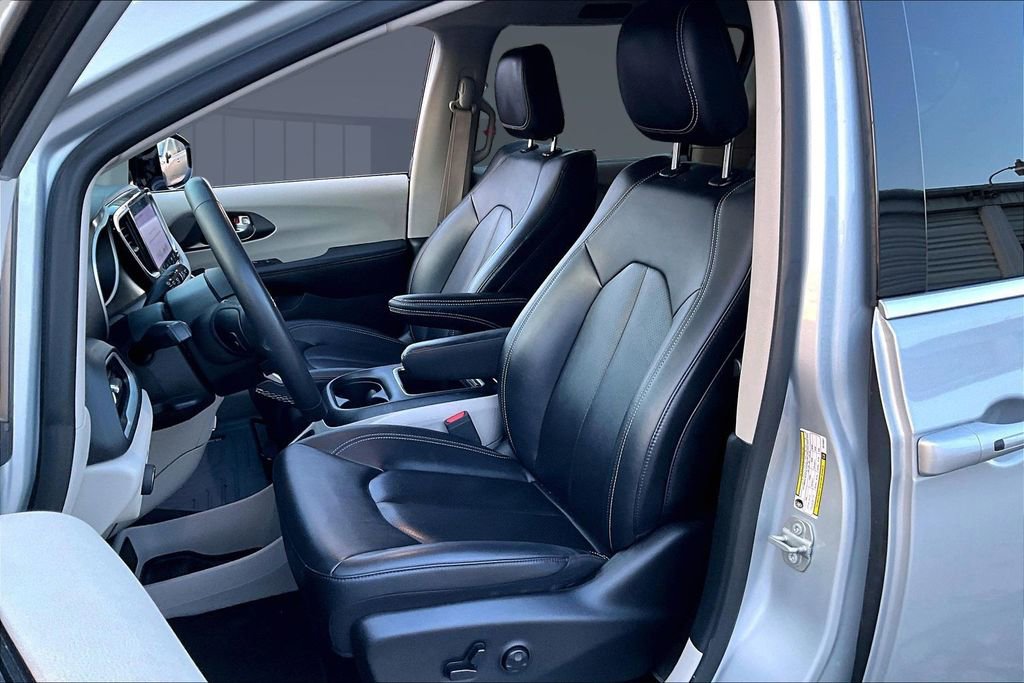 Used 2024 Chrysler Pacifica Touring-L image 22