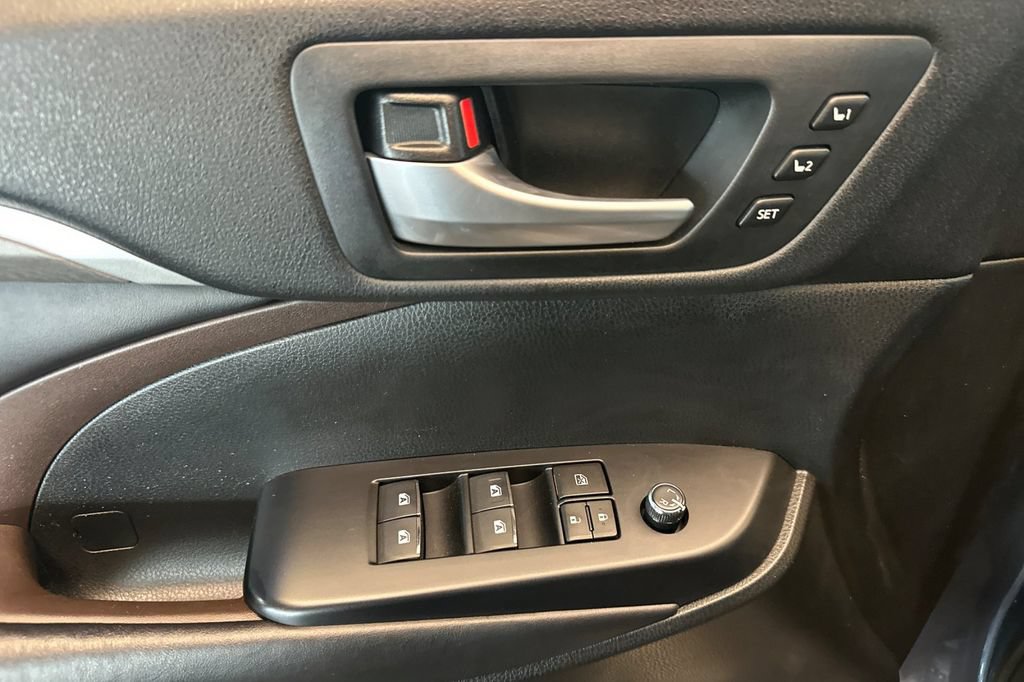 Used 2017 Toyota Highlander Limited Platinum AWD/4WD image 11