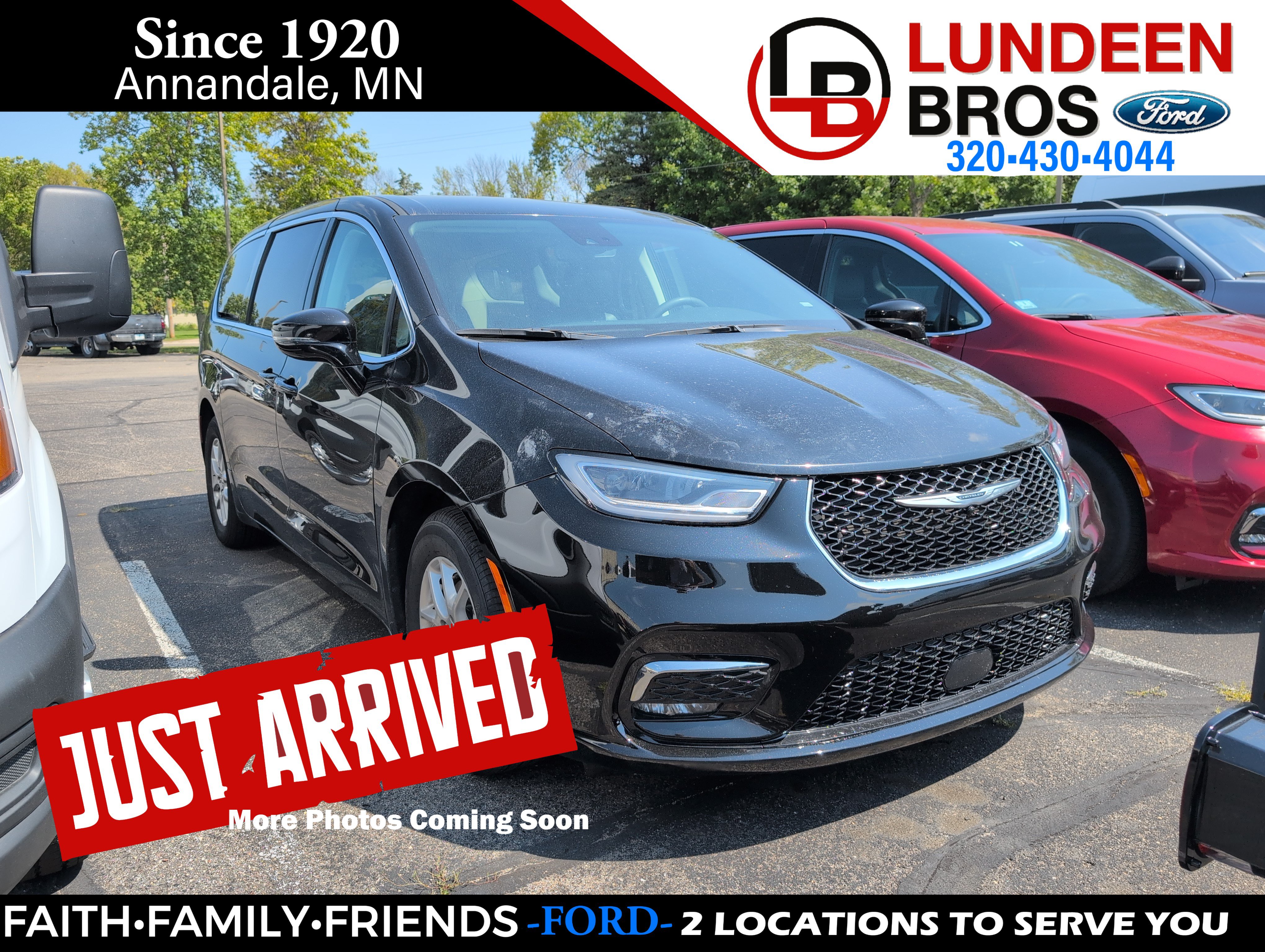 Used 2024 Chrysler Pacifica Touring-L FWD image 1