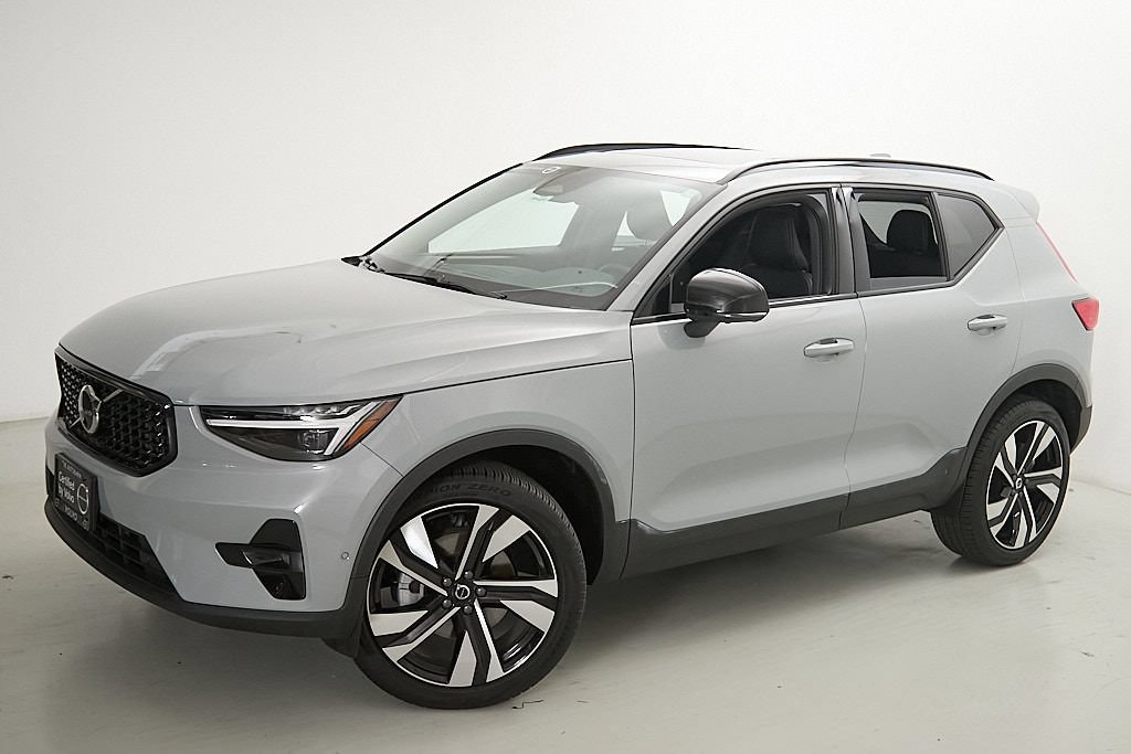 Certified 2025 Volvo XC40 B5 Ultra AWD/4WD image 3