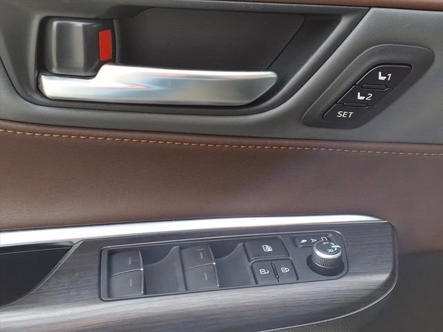 Used 2021 Toyota Venza Limited w/ Carpet Mat Package (TMS) image 22