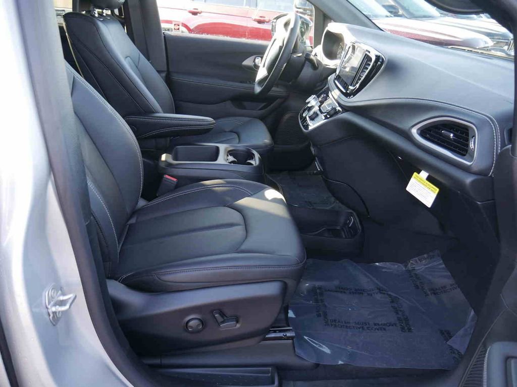 New 2026 Chrysler Pacifica Select image 23