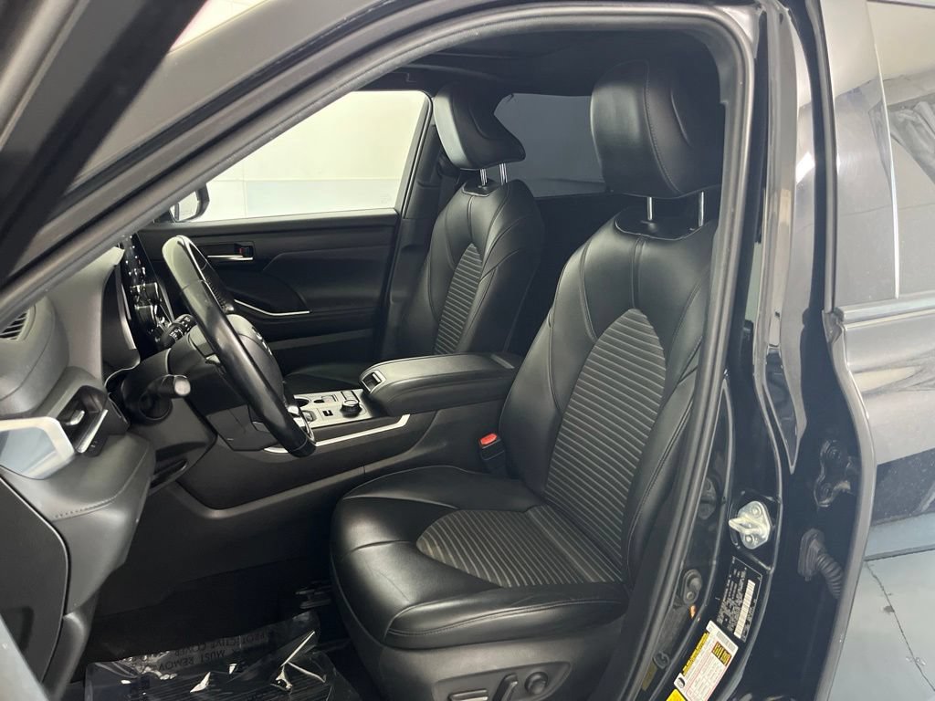 Used 2021 Toyota Highlander XSE AWD/4WD image 19