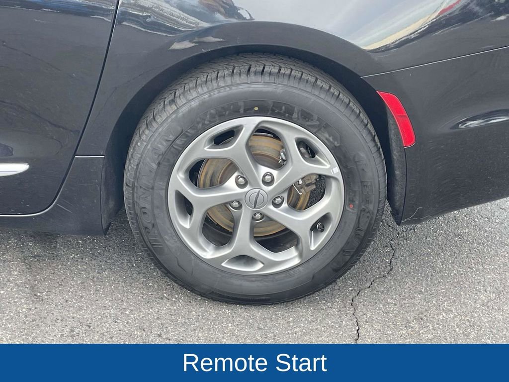 Certified 2023 Chrysler Pacifica Limited image 11