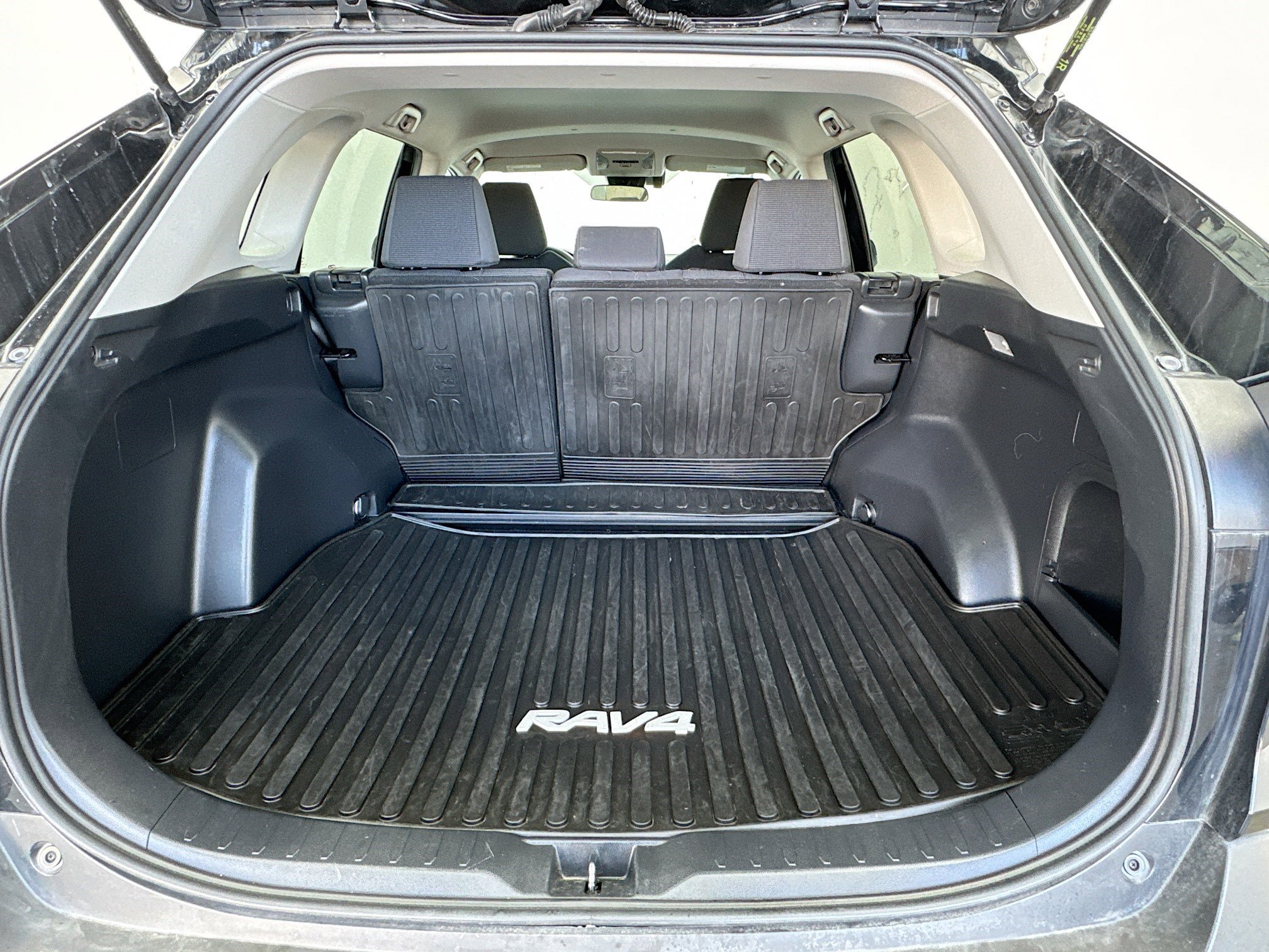 Used 2020 Toyota RAV4 LE AWD/4WD image 17