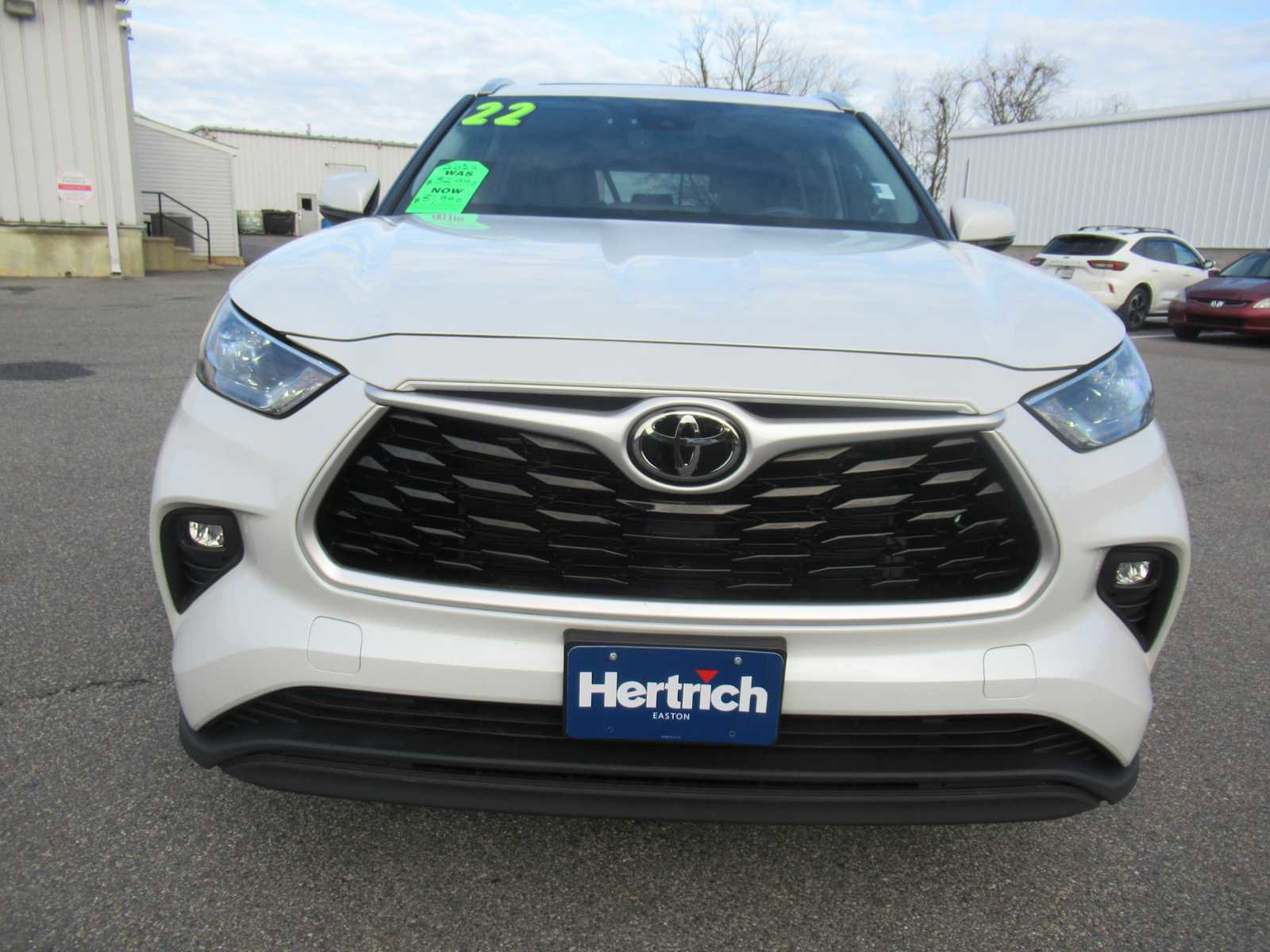 Used 2022 Toyota Highlander XLE image 2