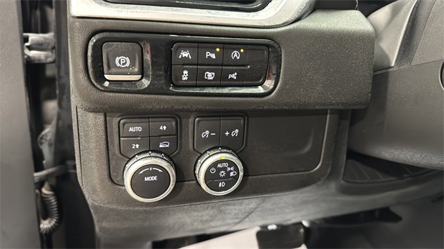 Used 2025 GMC Yukon XL Denali image 30