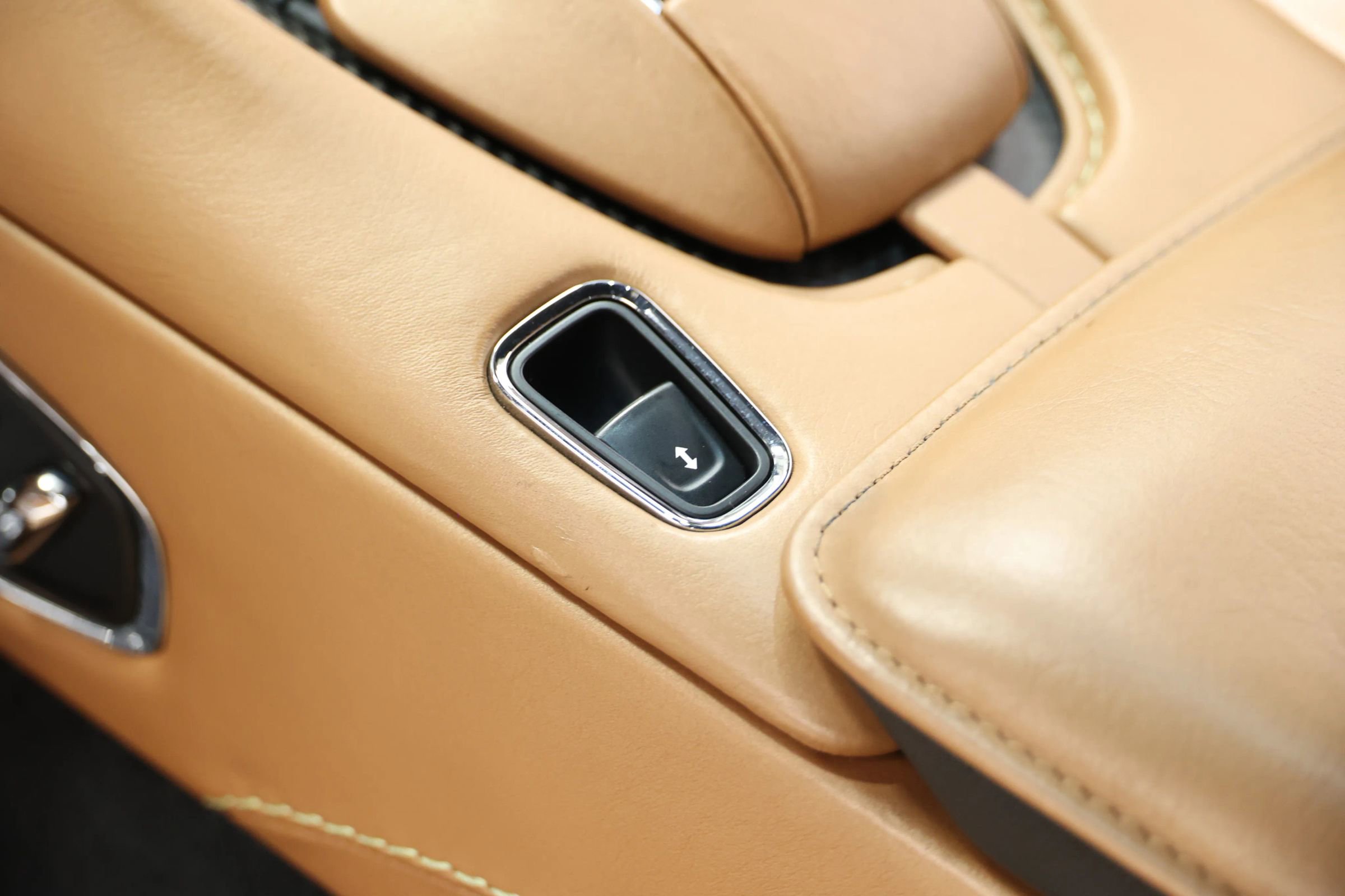 Used 2020 Aston Martin DB11 AMR image 41