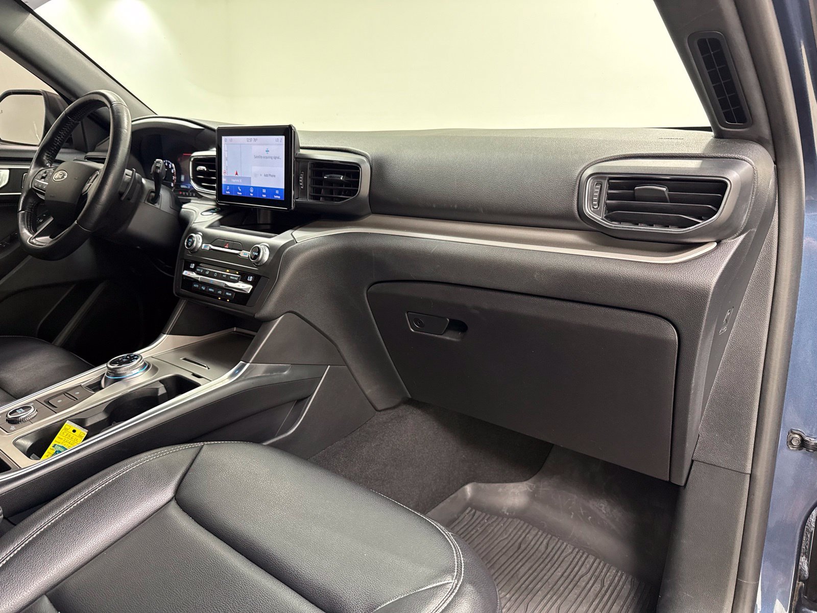 Used 2020 Ford Explorer XLT w/ Equipment Group 202A AWD/4WD image 28