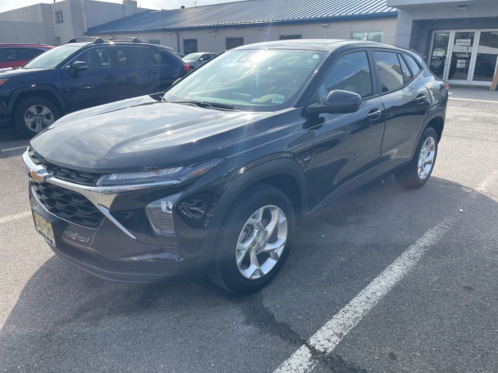 Used 2024 Chevrolet Trax LS w/ LS Convenience Package image 2