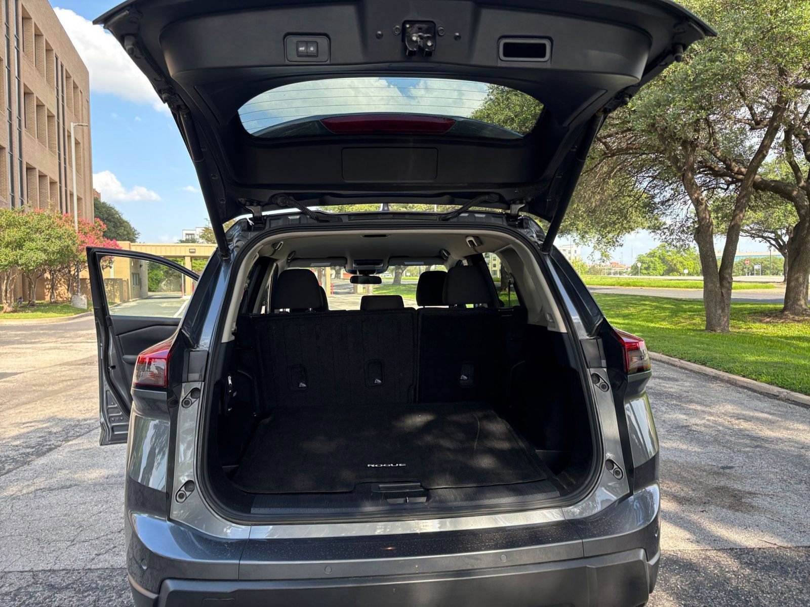 Used 2025 Nissan Rogue SV FWD image 25