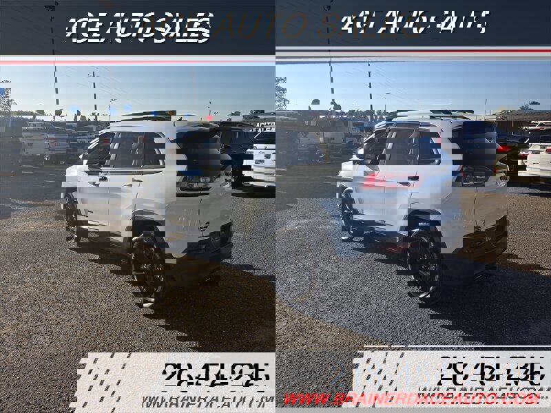 Used 2017 Jeep Cherokee Sport image 3