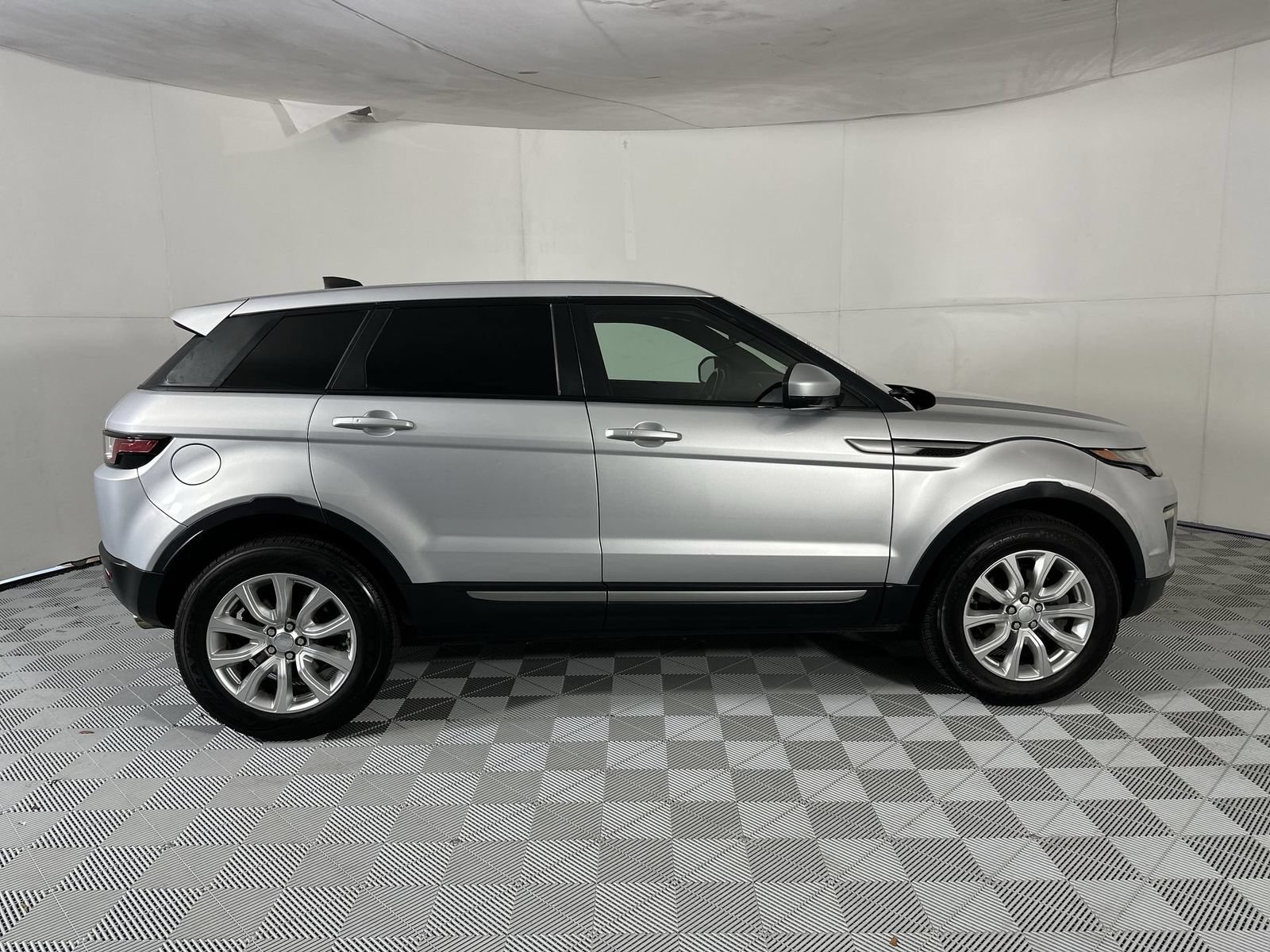 Used 2017 Land Rover Range Rover Evoque SE AWD/4WD image 9